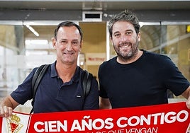 Joseba Etxeberria, nuevo entrenador del Real Murcia, posa con Asier Goiria, director deportivo.