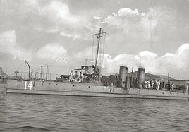 Torpedero número 14 en la bahía de Cartagena.