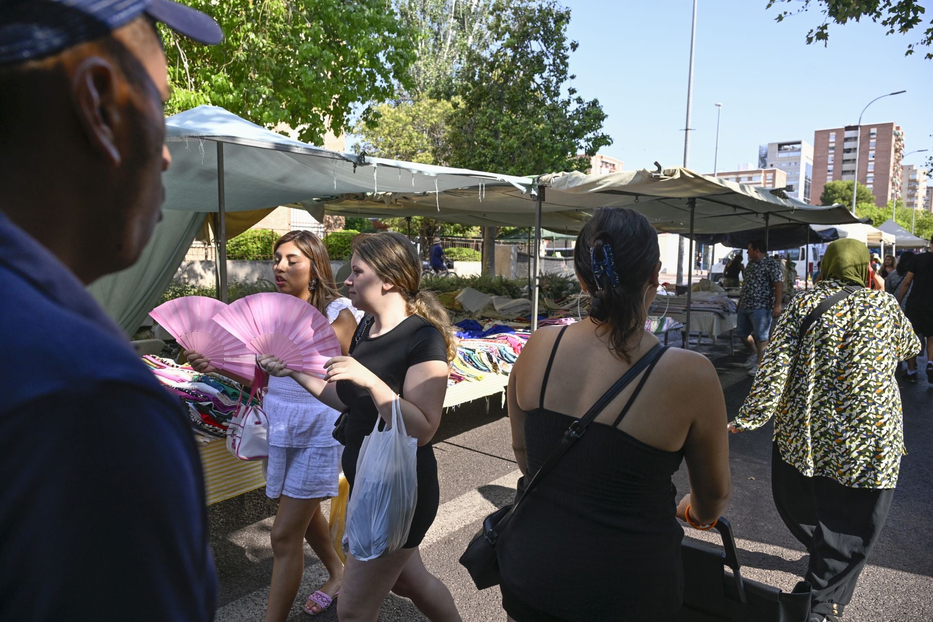 Calor en el mercadillo de Murcia, en imágenes