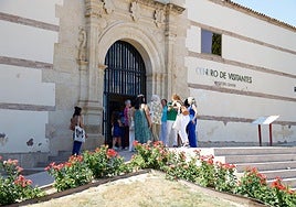 Turistas acceden al centro de visitantes de Lorca Taller del Tiempo.
