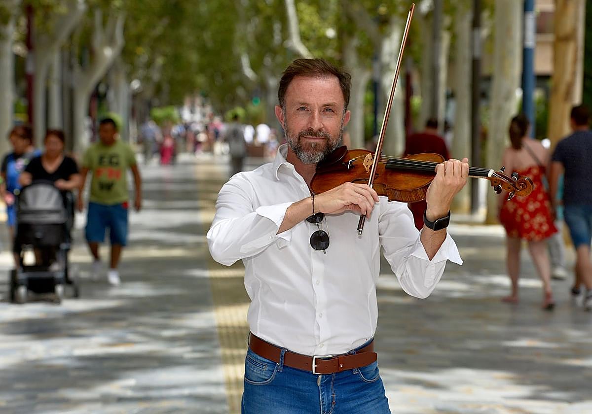 Un tipo normal. El violinista Darling Dyle dice que fuera de escena, sin el traje, casi nadie le reconoce.