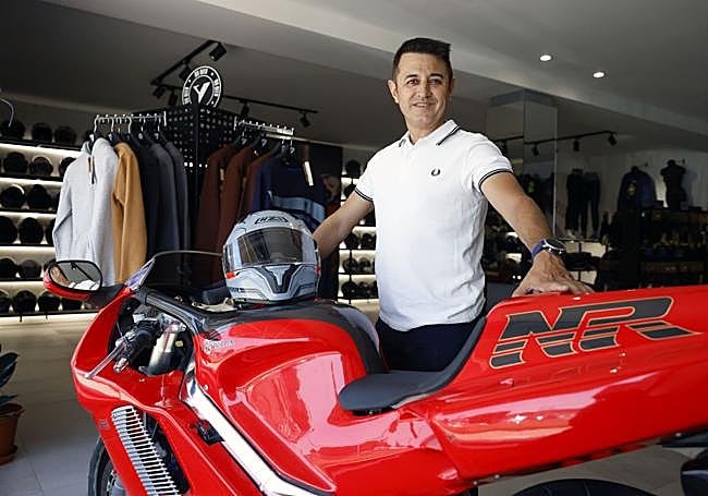 Nazario Ibáñez Ortín, junto a la exclusiva moto Honda de su padre, expuesta en la tienda de la fábrica en Yecla.