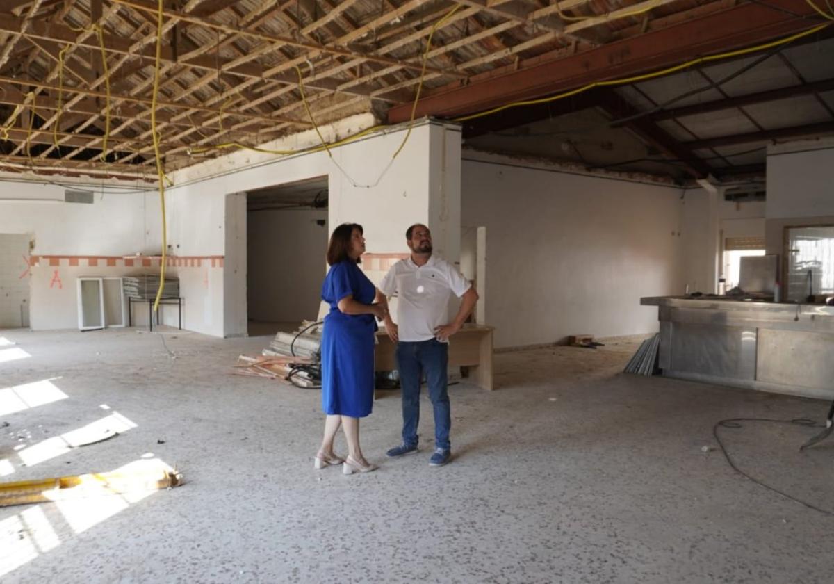 Mari Carmen Guevara y Mario Pérez, ayer, en el interior del centro.