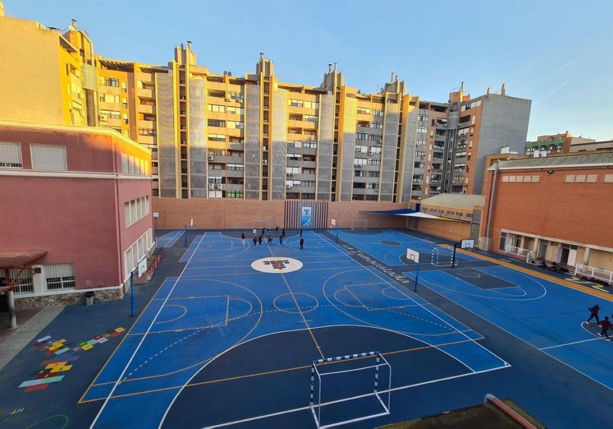 Patio del colegio La Inmaculada Franciscanos, situado en pleno Ensanche cartagenero.