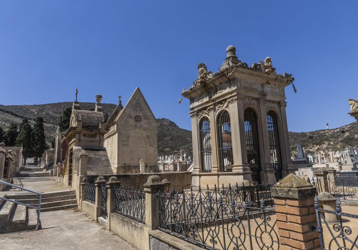 El panteón de Manuel Picó, catalogado con el número 16, presenta unas preocupantes grietas en sus cornisas.