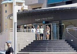 Varios clientes salen del hotel que Checkin gestiona este verano por primera vez en La Manga, ayer.