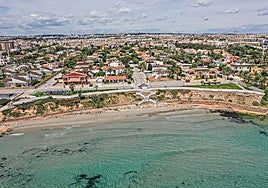Vista aérea de la playa de Cala Cerrada en Orihuela Costa.