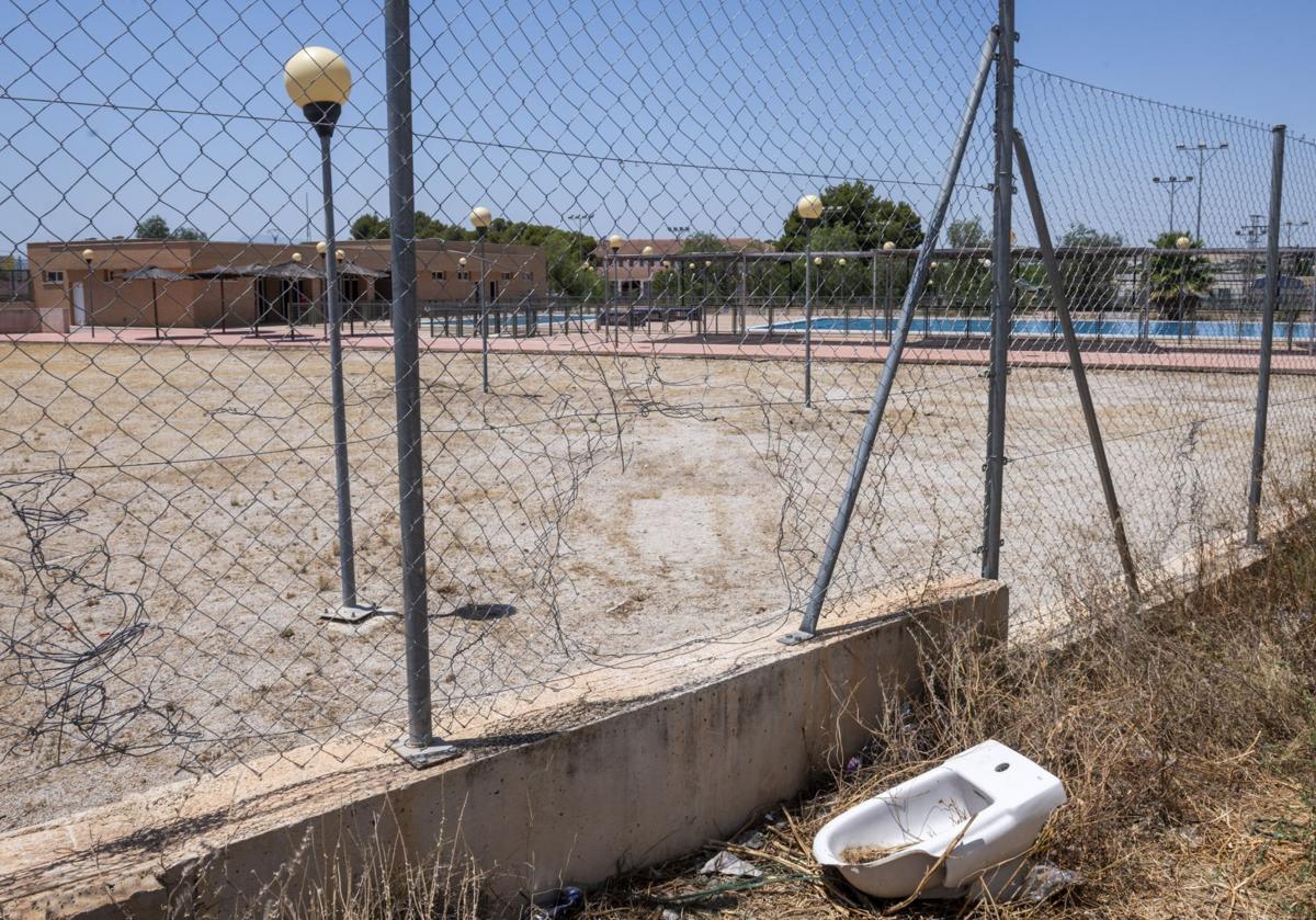Agujero en la valla que protege las instalaciones de la piscina de Sangonera la Seca.