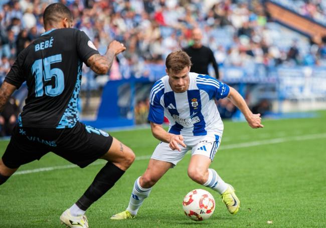 El lateral Dani Perejón. encara a Bebé, del Ibiza, en un partido de la pasada temporada.