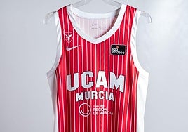 La nueva equipación recupera las rayas verticales de los noventa.