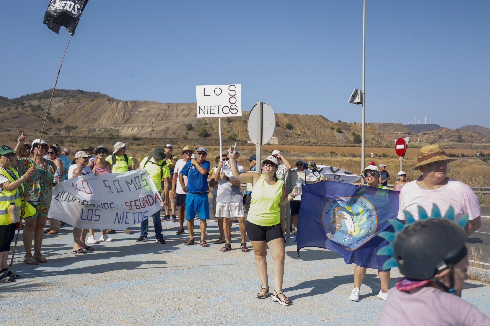 En imágenes, los vecinos de Los Nietos protestan por el abandono del pueblo