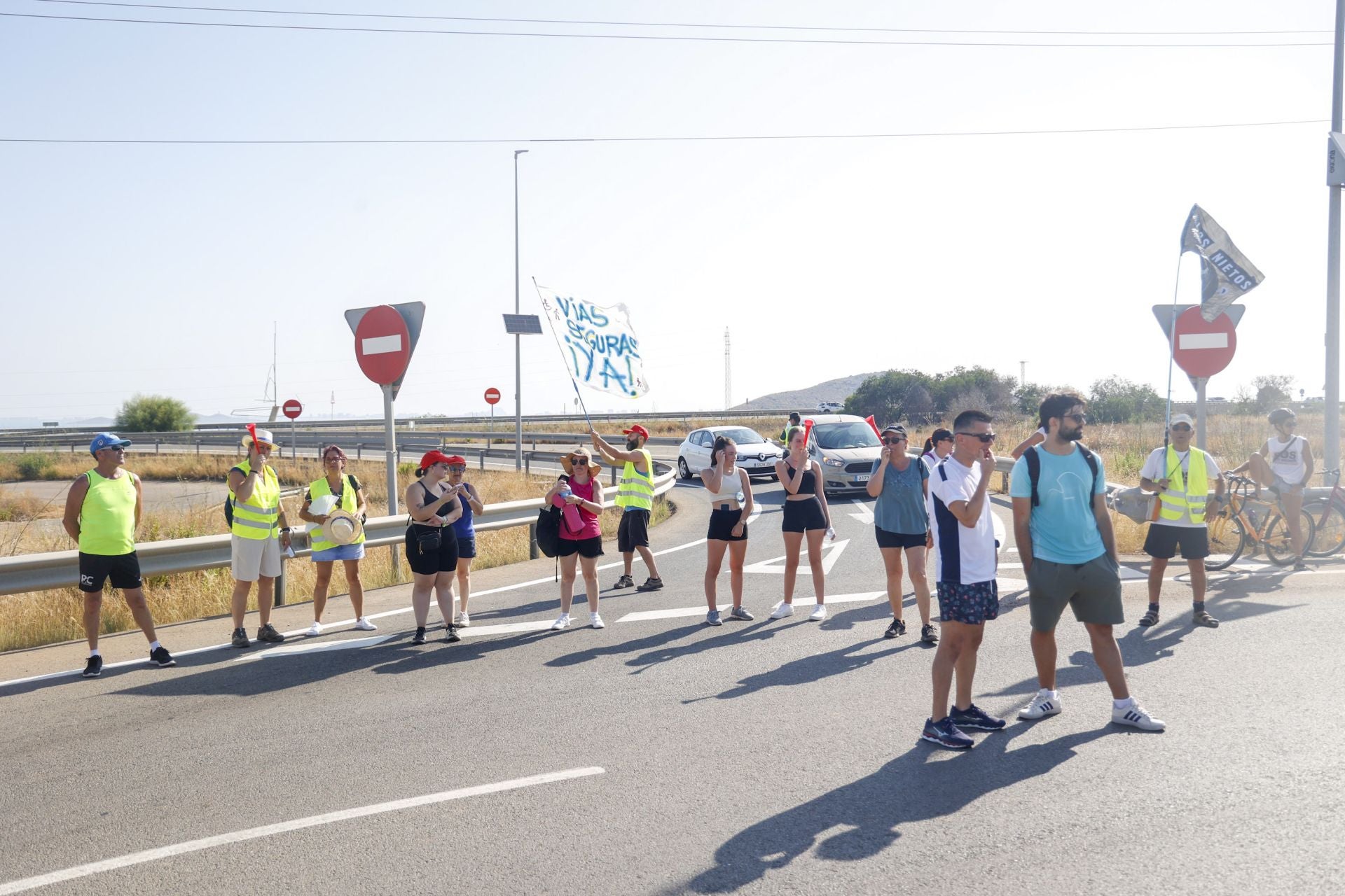 En imágenes, los vecinos de Los Nietos protestan por el abandono del pueblo