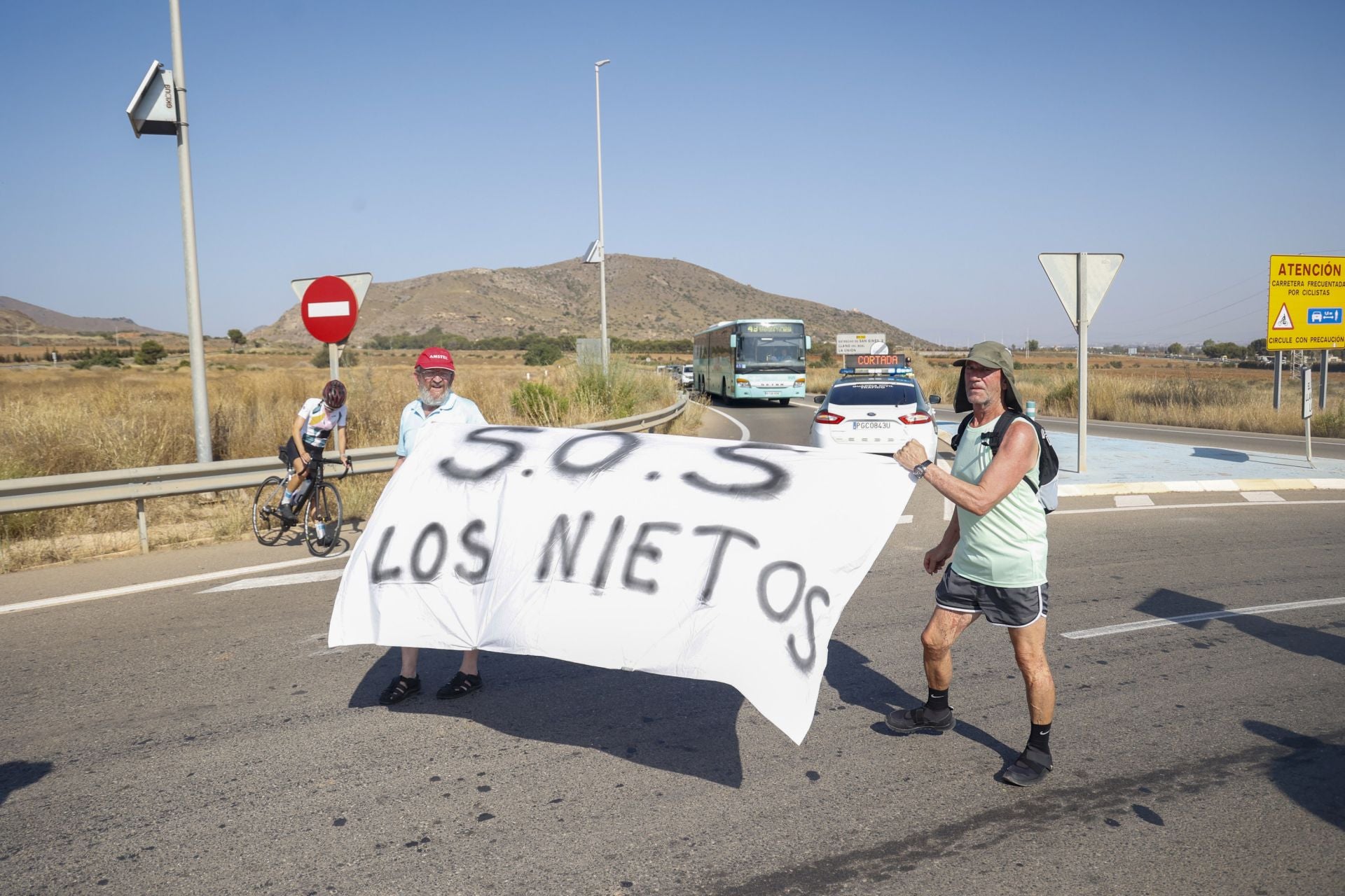 En imágenes, los vecinos de Los Nietos protestan por el abandono del pueblo