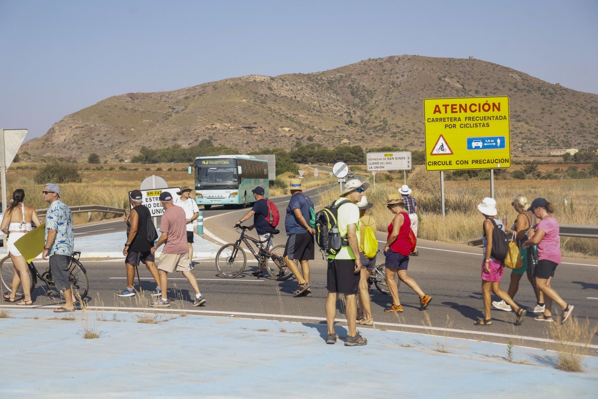 En imágenes, los vecinos de Los Nietos protestan por el abandono del pueblo