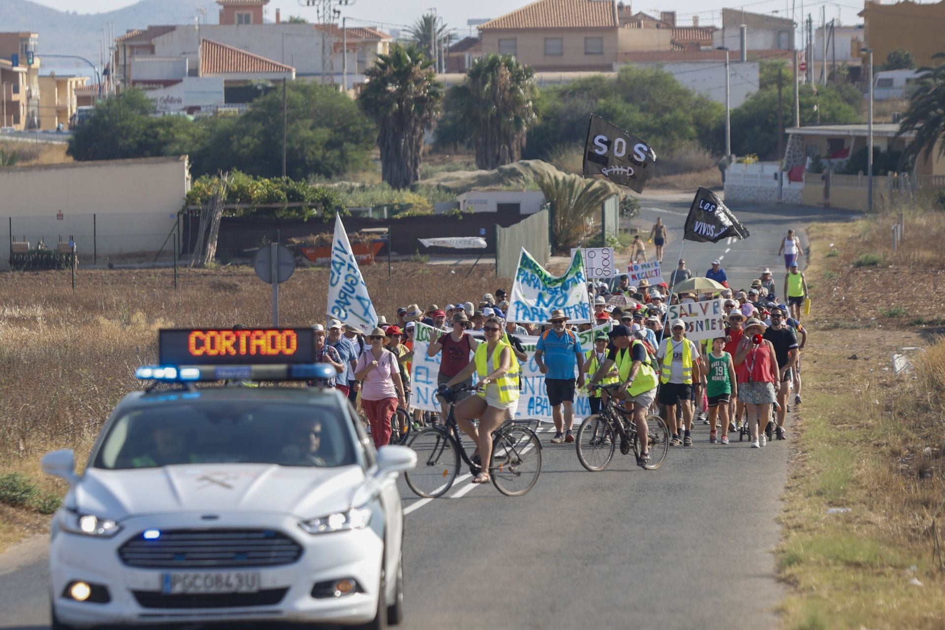 En imágenes, los vecinos de Los Nietos protestan por el abandono del pueblo