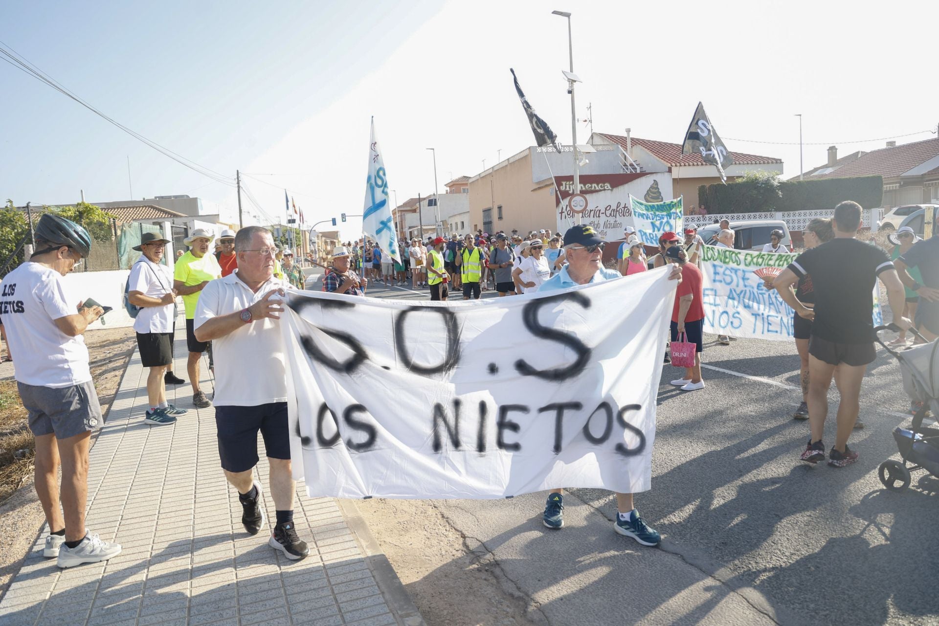 En imágenes, los vecinos de Los Nietos protestan por el abandono del pueblo