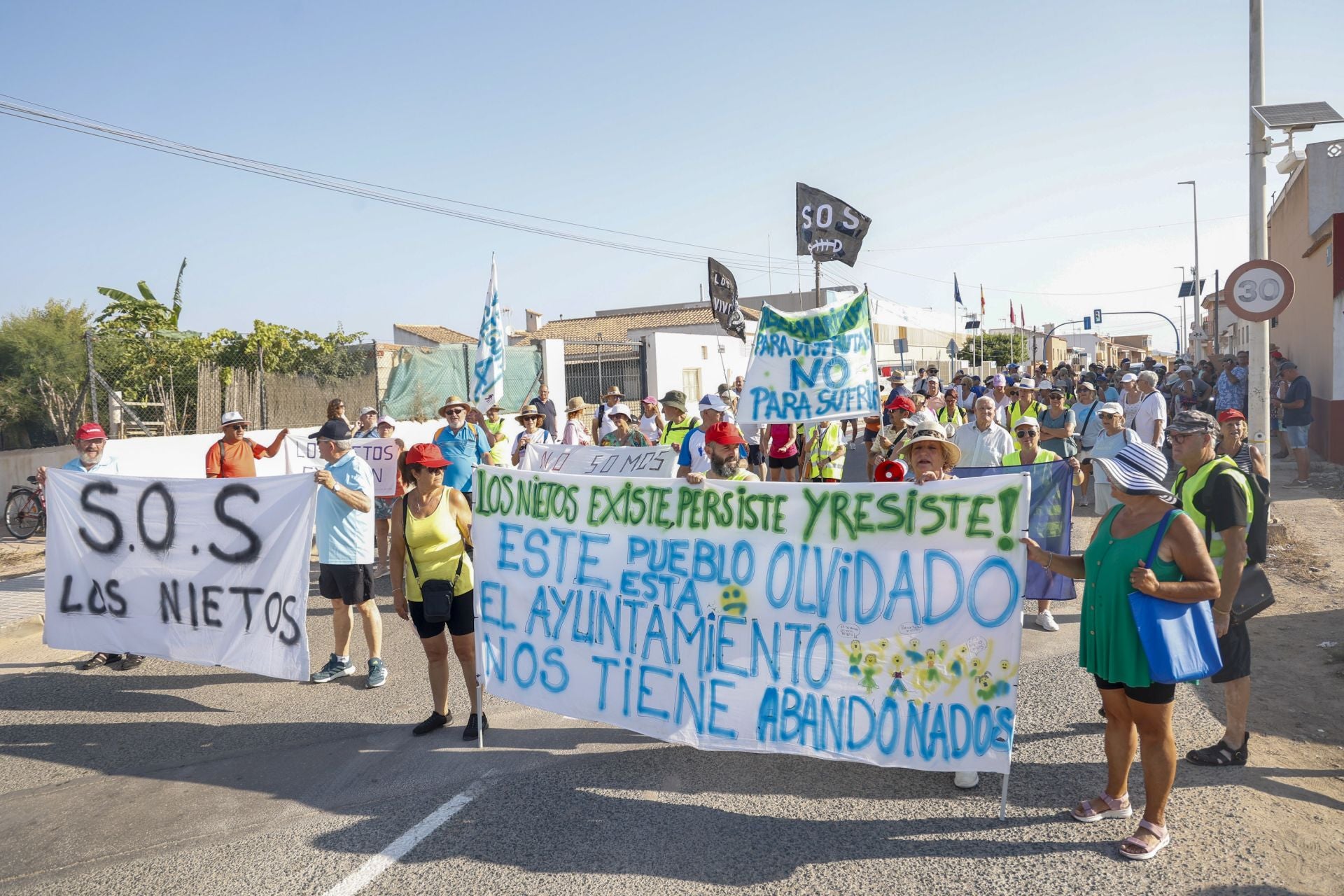 En imágenes, los vecinos de Los Nietos protestan por el abandono del pueblo