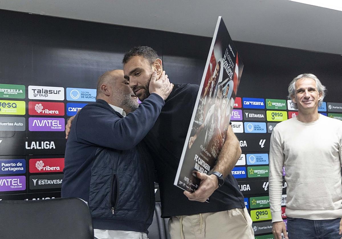 Gonzalo Verdú recibe el agradecimiento del director deportivo Manuel Sánchez Breis, con Sívori al fondo, en su despedida en enero.