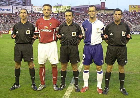 Juanma Valero, capitán del Real Murcia, y Joseba Etxeberria, del Athletic Club, antes del duelo entre granas y leones el 21 de septiembre de 2003.