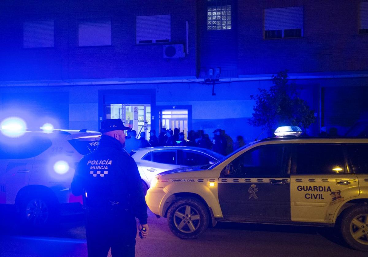 Agentes trabajando en el local de la pedanía murciana de Torreagüera la noche del crimen.