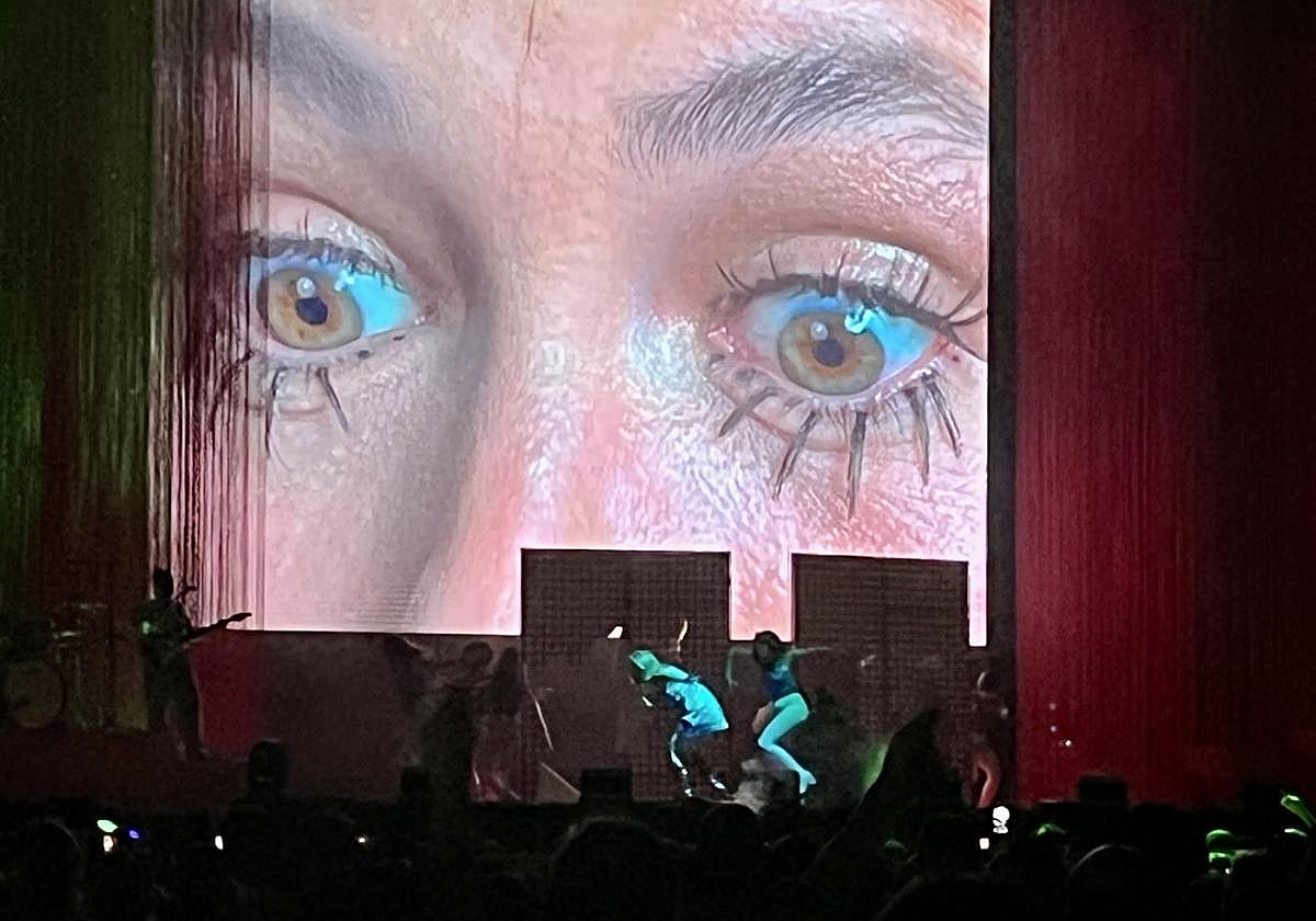 El 'momento pestañas' del concierto de Rigoberta Bandini en Murcia.