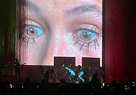 El 'momento pestañas' del concierto de Rigoberta Bandini en Murcia.