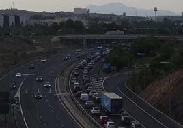 Retenciones en la autovía A-30 a la altura de Murcia, este domingo por la tarde.