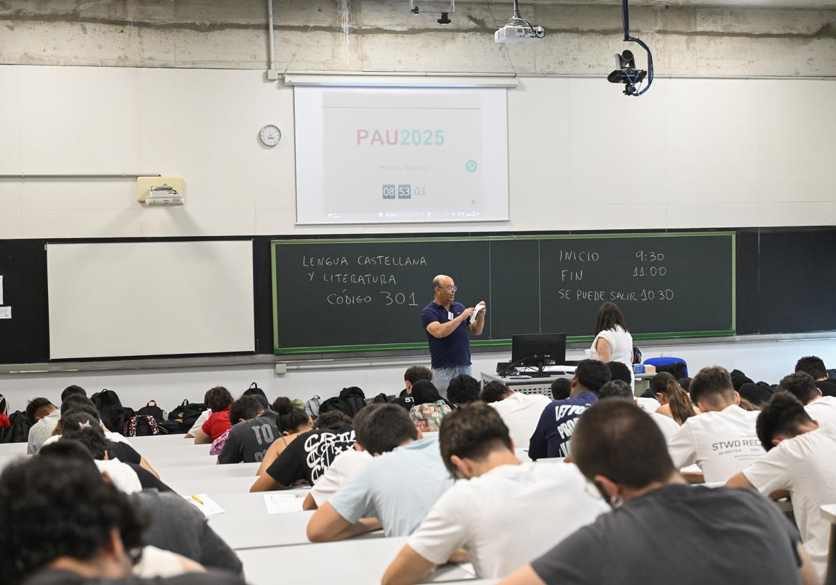 Alumnos realizando los exámenes de la PAU este año.