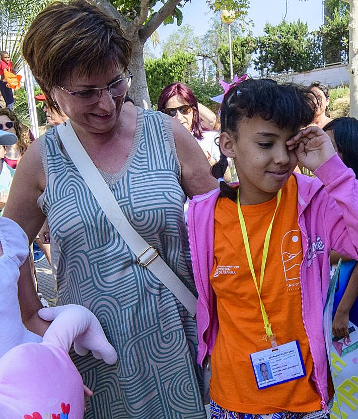 Imagen secundaria 2 - Arriba, las familias, tras recoger a los menores. Abajo a la izquierda, Gali se reencuentra con María Luisa. A la derecha, Ana recibe a Cheima, cansada tras el largo viaje desde los campamentos de refugiados. 