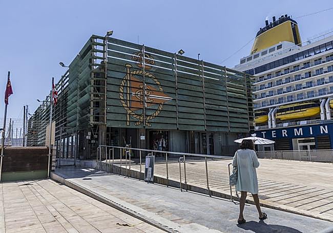 Acceso al club, esta pasada semana, con un crucero atracado.