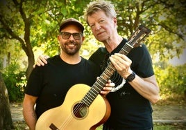 Luis Guerrero entregó la guitarra 'Isla Perdiguera' al guitarrista Nels Cline el 27 de junio en Madrid.