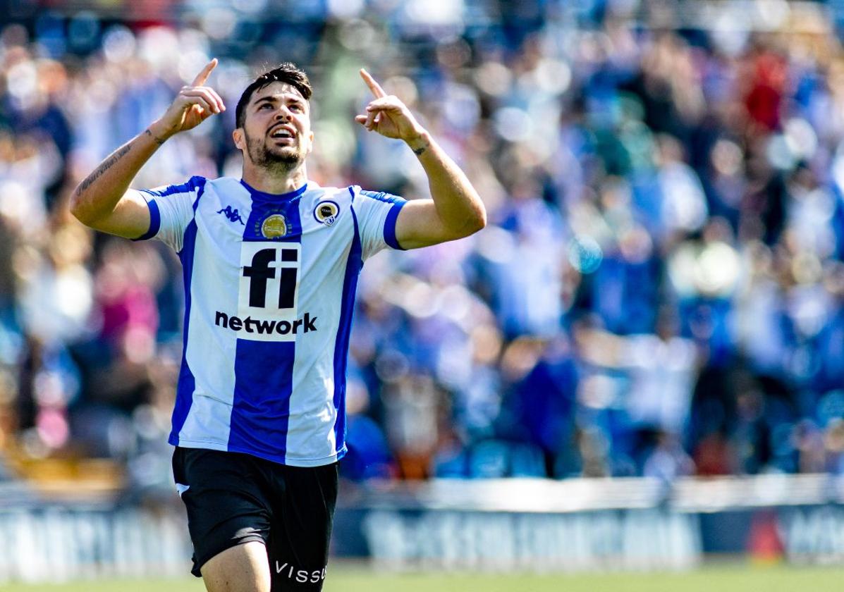 Alvarito, nuevo jugador del UCAM, celebra un gol con la camiseta del Hércules.