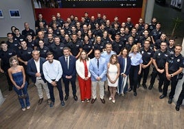 Los directores generales de Función Pública y de Administración Local, junto con los 60 nuevos agentes.