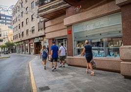 Imagen de archivo de gente comprando en Orihuela.