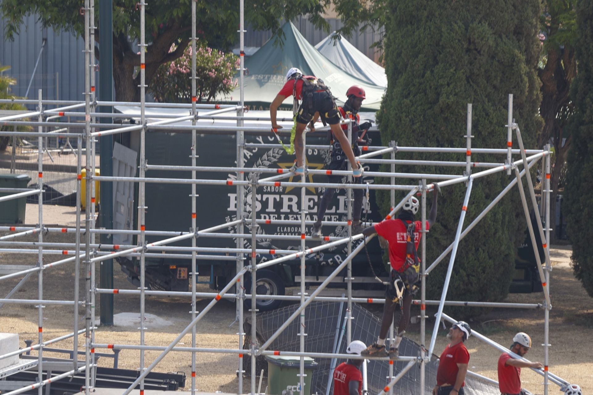 Desmontaje del recinto de fiestas en el Batel de Cartagena