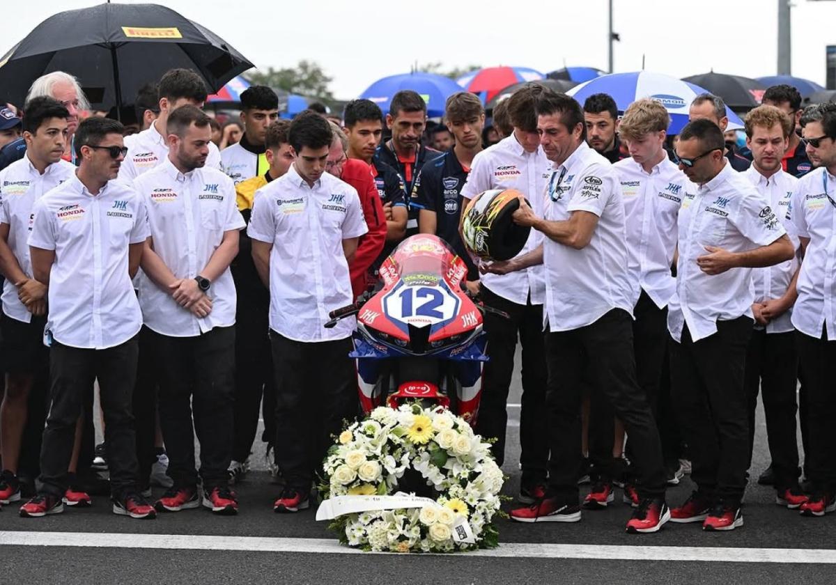 El equipo Laglisse, del piloto sanjaviereño Borja Gómez, y corredores guardan un minuto de silencio.