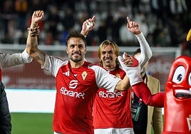 Pedro León celebra con algunos compañeros la victoria del Real Murcia ante el Hércules la temporada pasada.