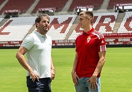 Asier Goiria, director deportivo grana, con Antxon Jaso.