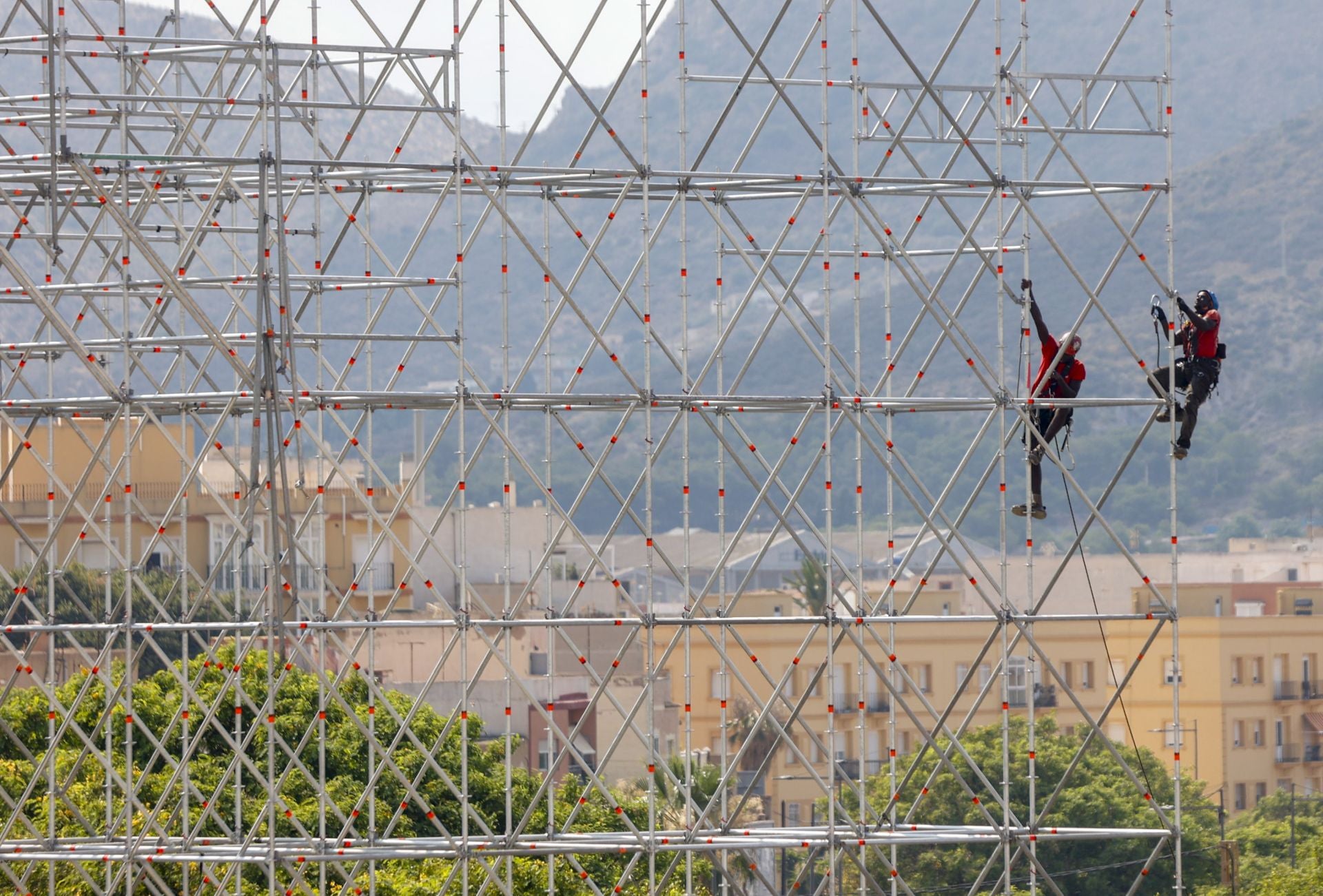 Desmontaje del recinto de fiestas en el Batel de Cartagena