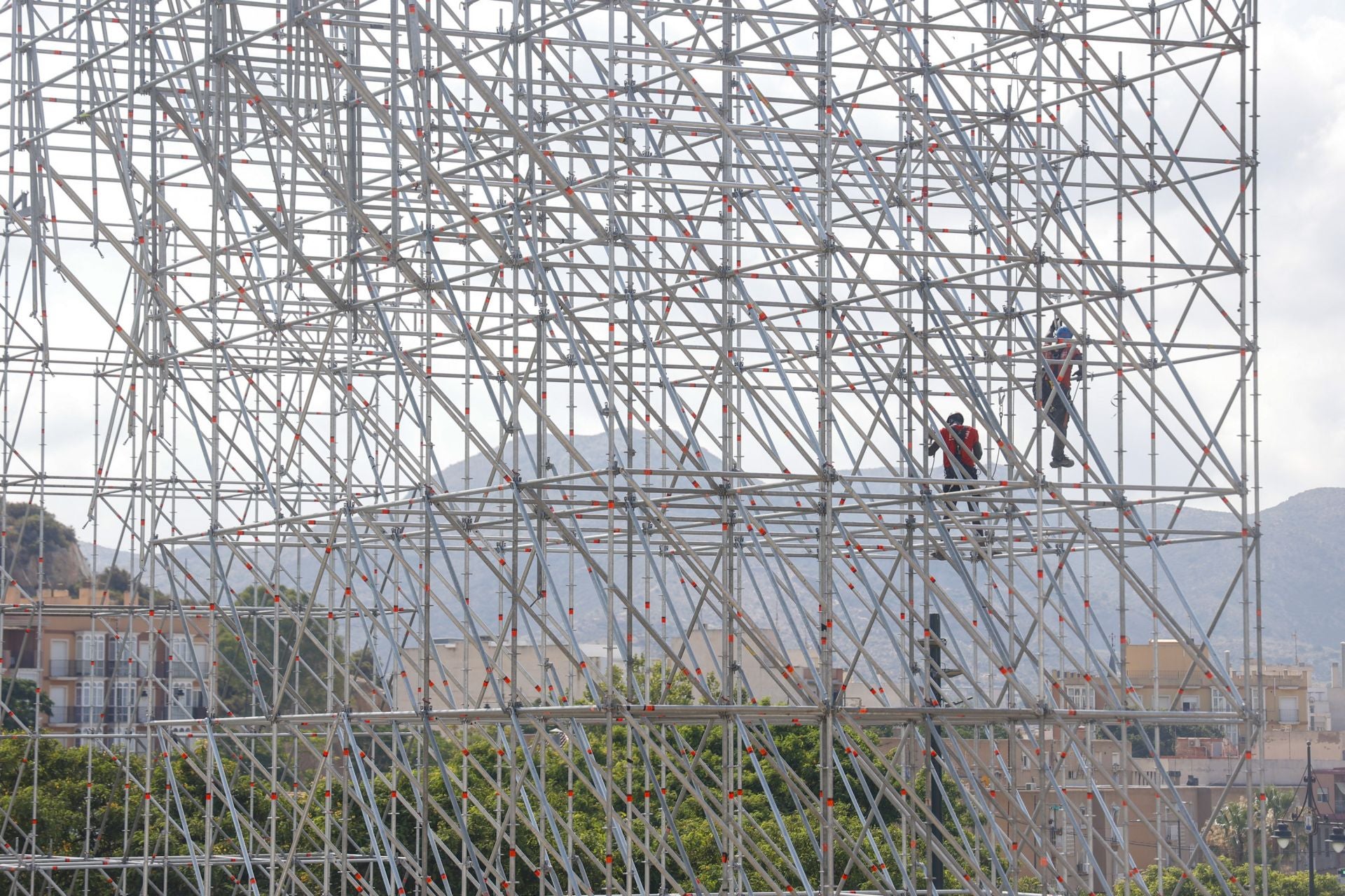 Desmontaje del recinto de fiestas en el Batel de Cartagena