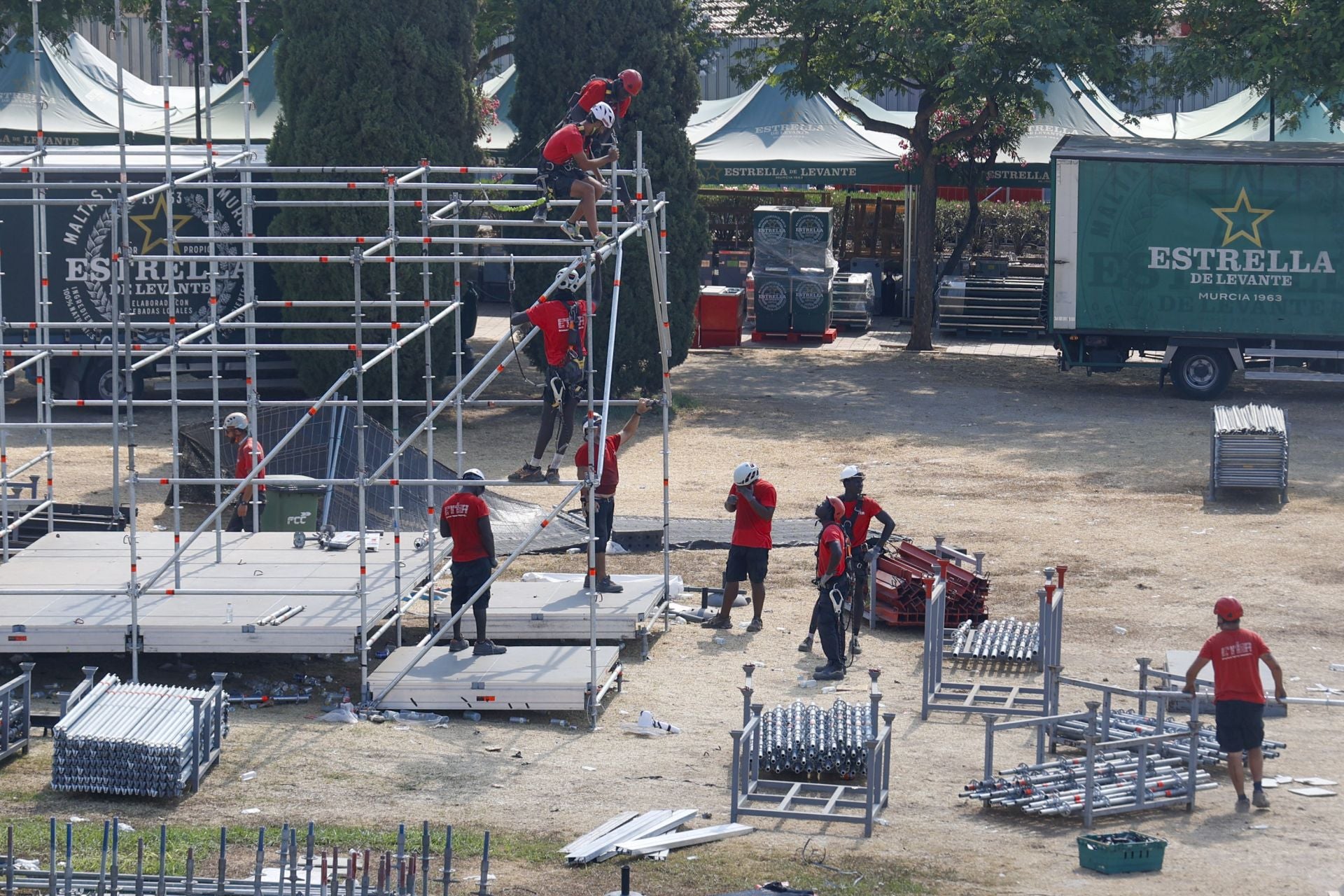 Desmontaje del recinto de fiestas en el Batel de Cartagena