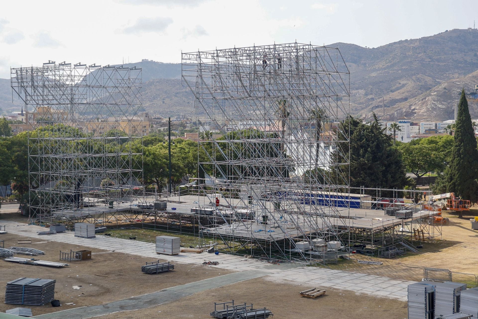 Desmontaje del recinto de fiestas en el Batel de Cartagena