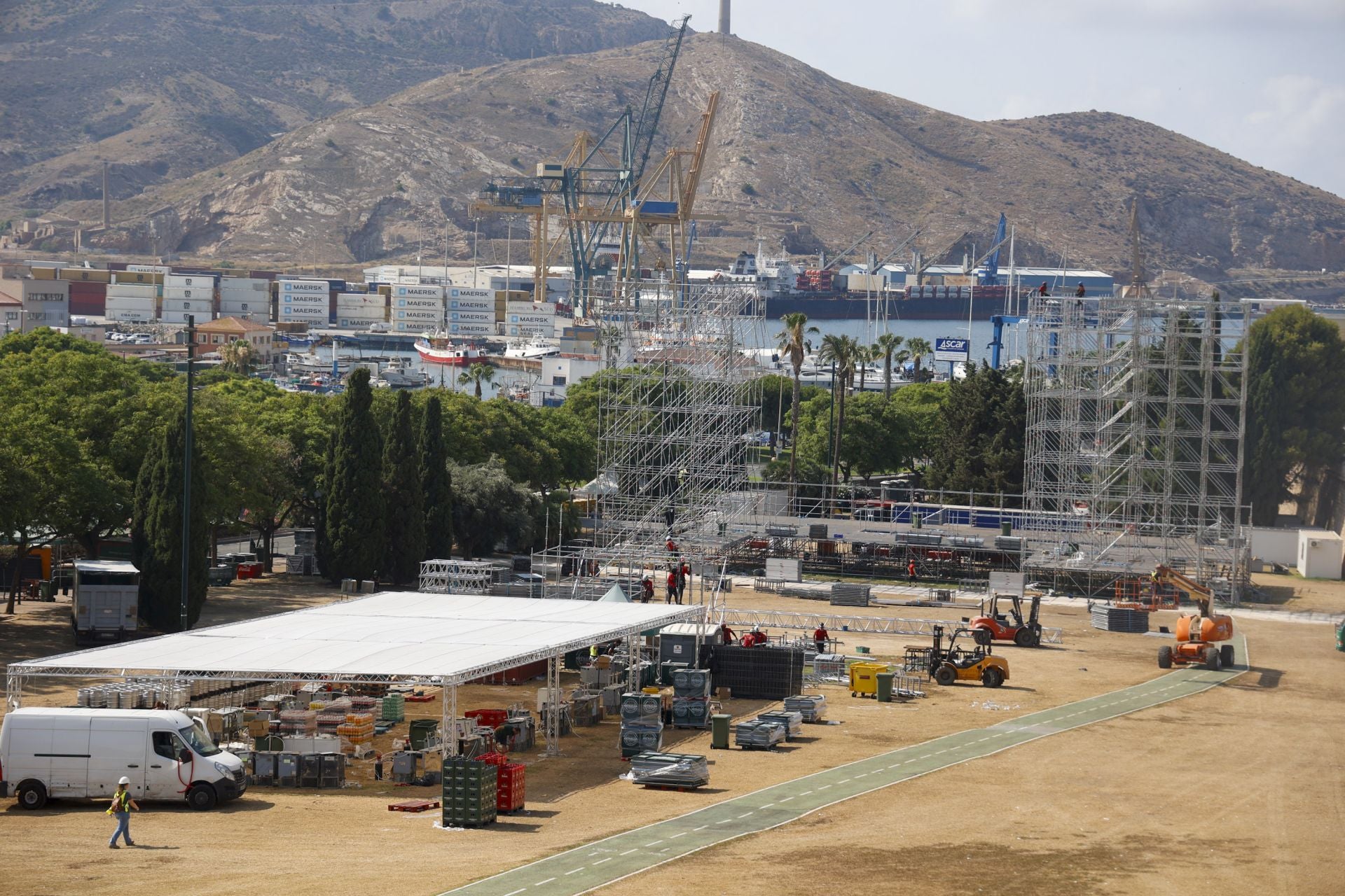 Desmontaje del recinto de fiestas en el Batel de Cartagena