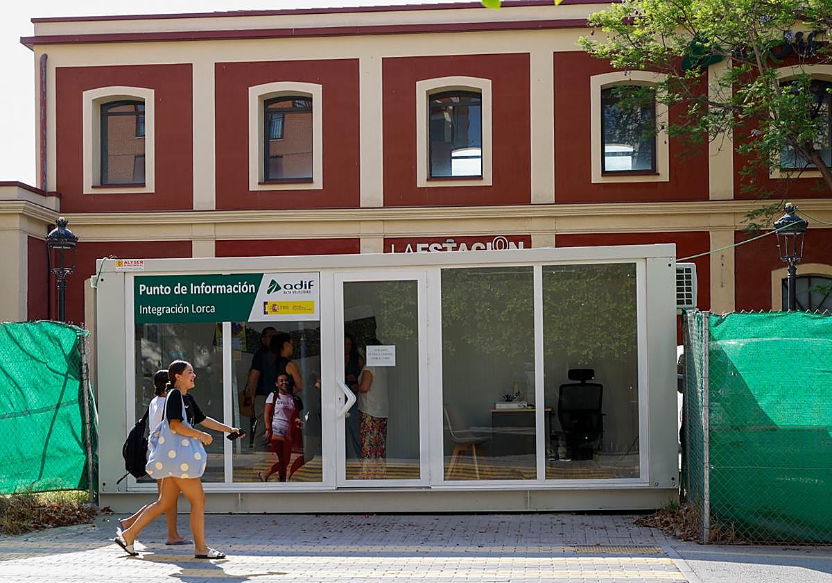 Oficina de información al ciudadano habilitada por Adif en la estación de Sutullena.