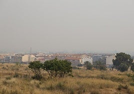 Panorámica de la ciudad de Murcia desde San José de la Montaña con el ambiente cargado por el humo llegado desde Tarragona.