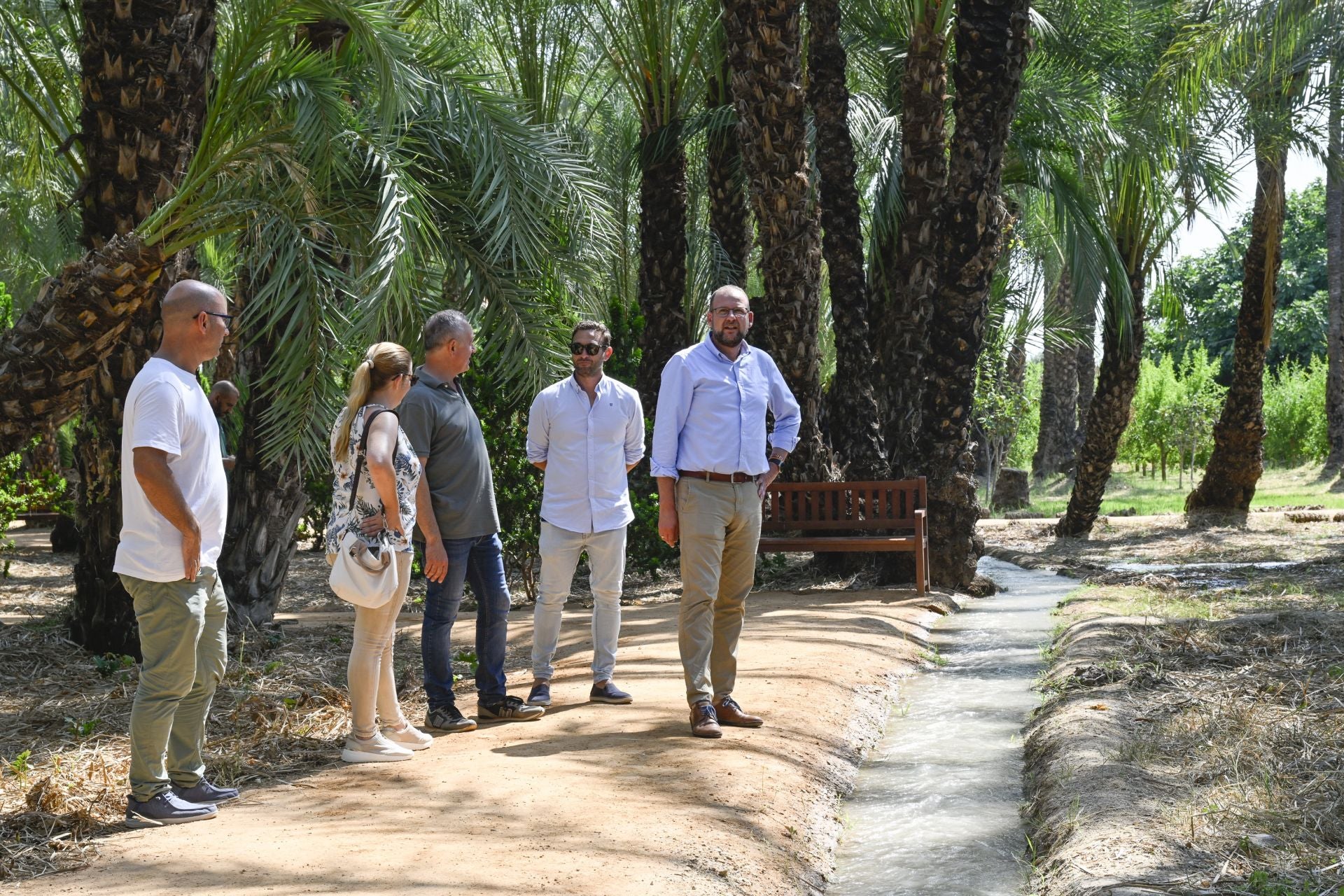 Riego tradicional en el palmeral de Zaraíche, en imágenes
