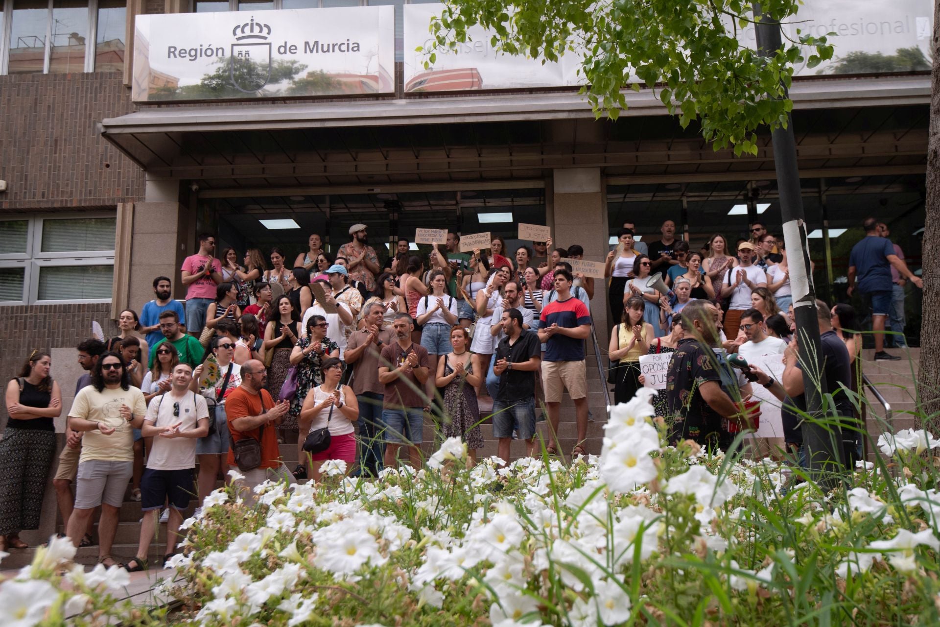 La protesta por las oposiciones para profesor de secundaria en la Región de Murcia, en imágenes