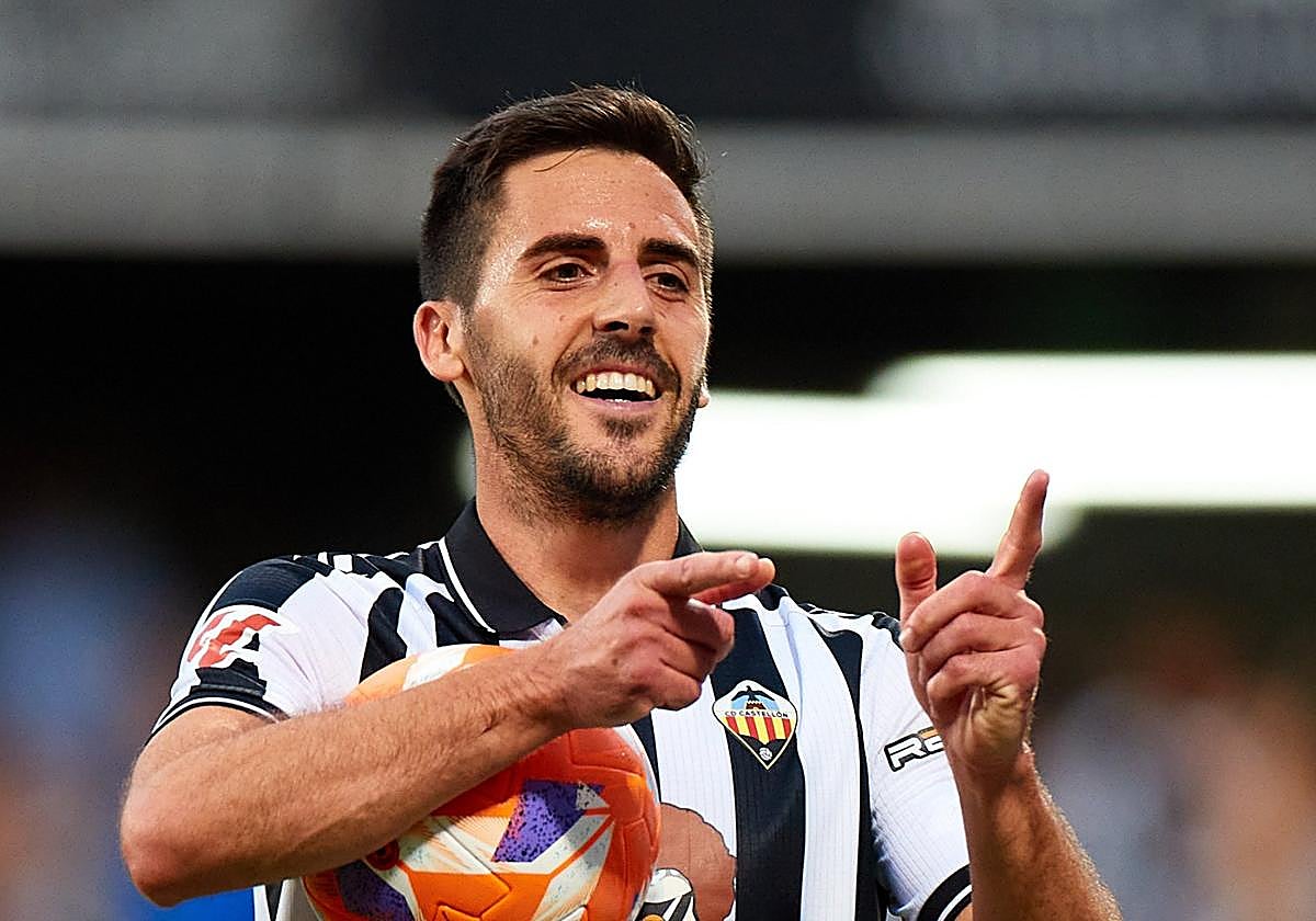 Moyita, nuevo jugador del Real Murcia, con el Castellón.