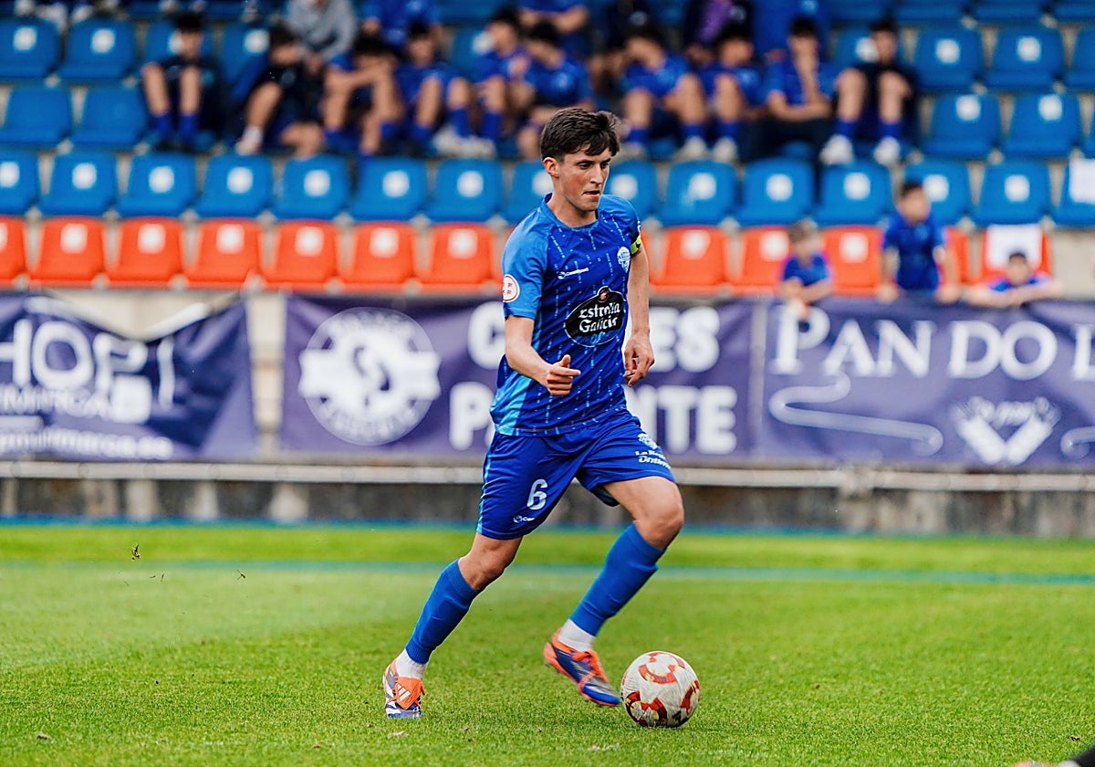 El centrocampista Álex Fidalgo, con la camiseta del Ourense.