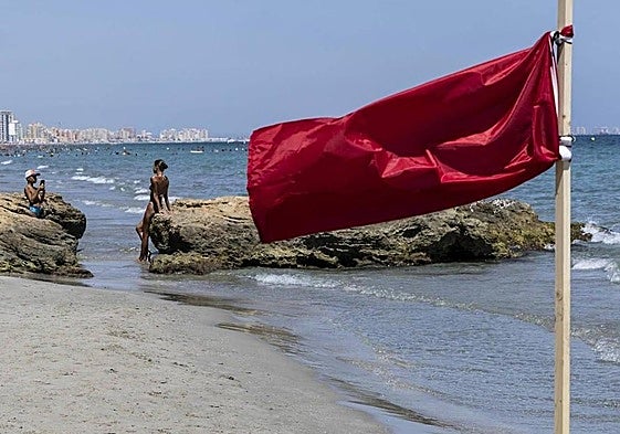 Una bandera roja en una playa de la Región, en una imagen de archivo.